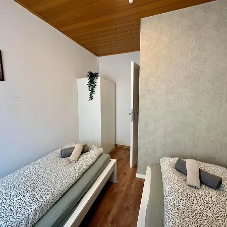 Geräumiges Monteurapartment 1 In Mit Parkplatz Apartment